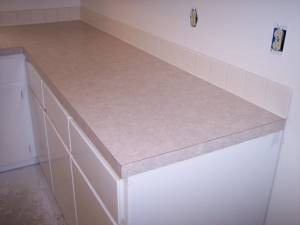 Picture of laminate countertop and ceramic tile installed by Waddill Services, LLC in Des Moines, Iowa 1